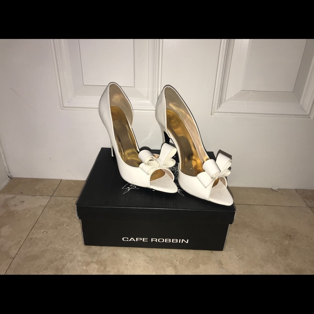 CAPE ROBBIN white patent shoes